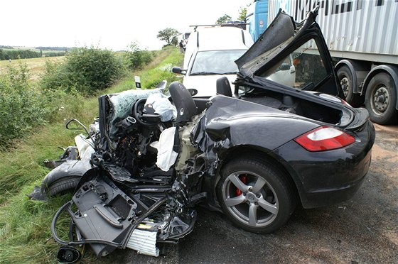 Trosky porsche, které se ve stedu u Jeína na Kladensku eln srazilo s kamionem