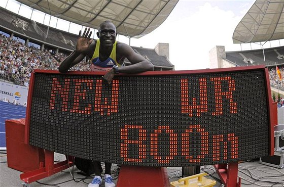 NOVÝ REKORDMAN. Keský bec David Rudisha oslavuje v cíli závodu na 800 m vítzství i nový svtový rekord.