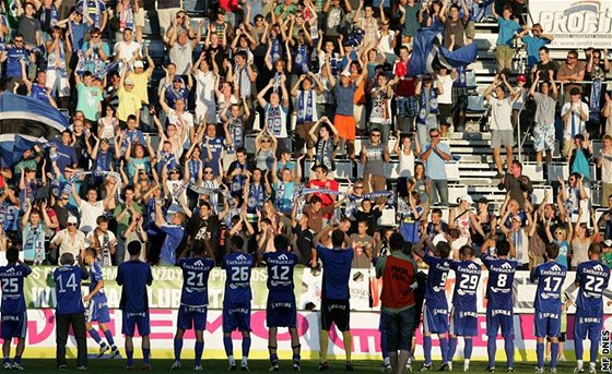 POUZE PT TISÍC. Drtivé vítzství fotbalist Olomouce 4:0 nad Libercem sledovalo jenom pt tisíc dvacet divák, kteí ale vytvoili dobrou kulisu.