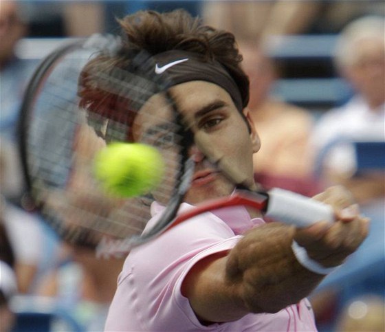 KONEN. Roger Federer se soustedí na odehrání míku ve finálovém zápase turnaje v Cincinnati, kde si poprvé od ledna pipsal turnajové vítzství.