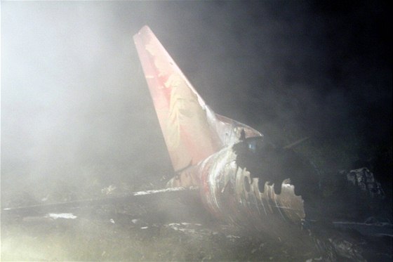 Havárie letadla spolenosti Che-nan Airlines. Po pistání vyjel pilot z ranveje a stroj zaal hoet.