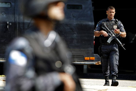 Policisté ped hotelem Intercontinental v Riu de Janeiru, který pepadli ozbrojenci a zajali tam rukojmí (21. srpna 2010)
