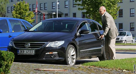Zdenk Horák, generální editel Karlovarské krajské nemocnice, se svým novým sluebním automobilem Volkswagen Passat 