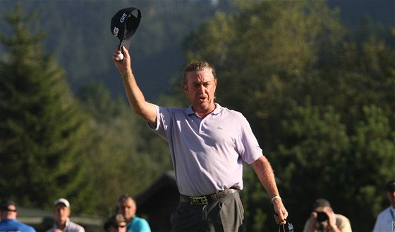 Miguel Ángel Jiménez zdraví diváky Czech Open 2010.