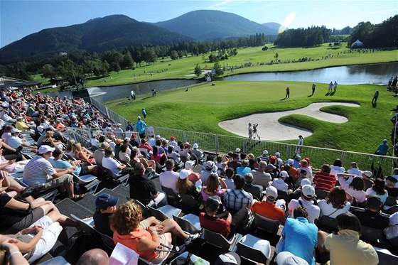 Pohled z tribuny na green poslední jamky Czech Open 2010.