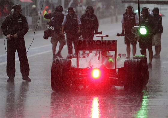 DÁL TO NELO. Michael Schumacher se vrací do box. Ani jeho Mercedes pívaly vody na tra nezvládal.