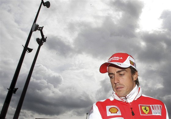 Temné deové mraky nad okruhem Spa-Francorchamps Alonsovi v Belgii tstí nepinesly.