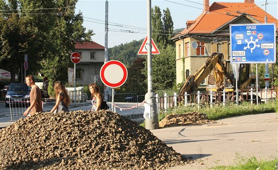 Probíhající stavební práce na ústecké kruhové kíovatce Hvzda. (21. srpna 2010)
