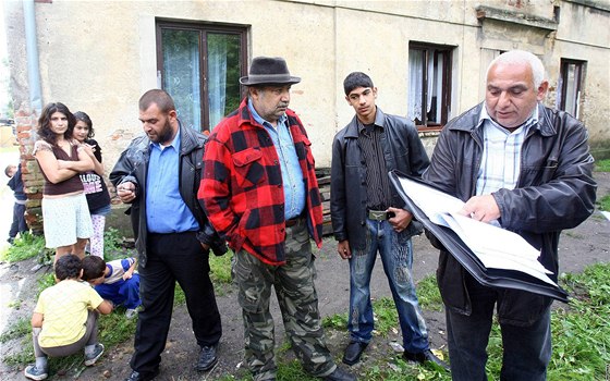 Romtí obyvatelé ped domem v Novém Boru, který jim majitel odpojil od pívodu vody.