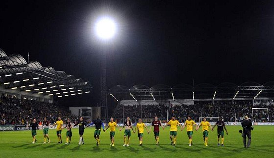 POSTUPUJEME! Fotbalisté iliny míí k fanoukm, aby oslavili historickou úast v Lize mistr.