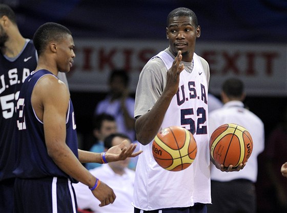 Amerití basketbalisté Russel Westbrook (vlevo) a Kevin Durant na posledním tréninku ped startem MS v Turecku.