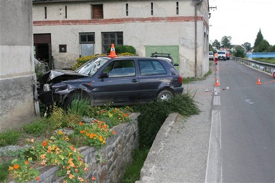 Jízda dvacetiletého mladíka pod vlivem marihuany skonila ve zdi nedalekého domu.