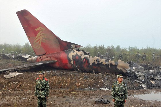 Letadlo spolenosti Henan Airlines pi nehod na severovýchod íny tém celé shoelo (25. srpna 2010)