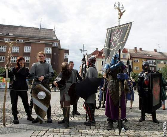 Úastníci pehlídky masek, která prola obma ástmi Tína.