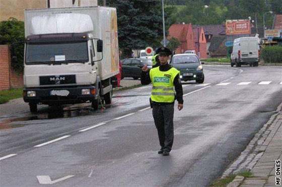 Seniorka zemela pod koly dodávky v Újezdci u Uherského Brodu.