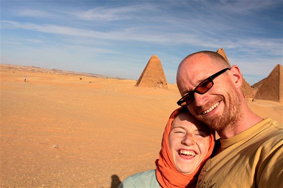 Kdy se zrovna nevyhrabávali z písku nebo bahna, Marek Havlíek a Tereza Tschöplová se obas i fotili, v tomto pípad v Súdánu