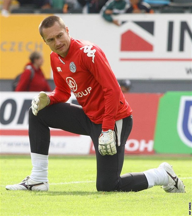 Smutný brankář Slovácka Miroslav Filipko se ohlíží po míči, který skončil v jeho síti, kam ho dostali jablonečtí fotbalisté.