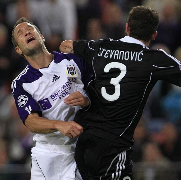 Jan Polák z Anderlechtu Brusel (vlevo) v souboji  s Ivanem Stevanovi�em z Partizanu B�lehrad. 