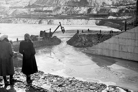 Stavba přehrady Orlík. (2. února 1958)
