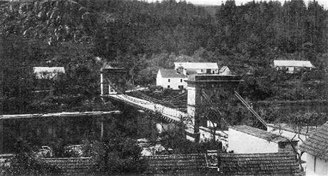 Empírový řetězový most v Podolsku byl v roce 1960 rozebrán. Nové místo našel až o patnáct let později v Stádleci na řece Lužnici.