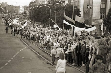 600 kilometr dlouh iv etz thnouc se pes cel Pobalt. Dva miliony lid tak daly najevo, e chtj konec okupace Sovtskm svazem. (23. srpna 1989)