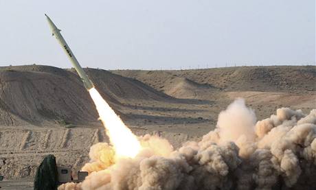 Test rnsk rakety krtkho doletu Fateh-110 s dosahem asi 250 kilometr. (25. srpna 2010)