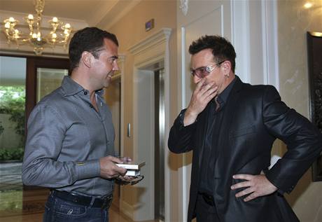 Bono, zpvk skupiny U2, se v Soi setkal s ruskm prezidentem Dmitrijem Medvedvem