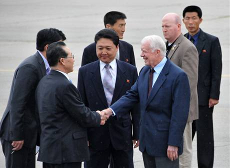 Jamese Cartera vt na letiti v Pchjongjangu nmstek ministra zahrani Kim Kje-kwan (25. srpna 2010) 