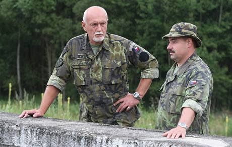 Velitel Velitelstv spolench sil Hynek Blako (vlevo) sleduje pekonvn vodn pekky na vodnm cviiti Barnov.