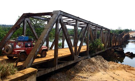 Angola. Pejezd pes spadl most, kter zprovoznili lid z lovka v tsni