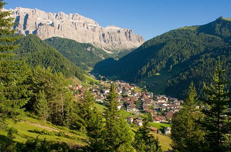 Msteko Selva Val Gardena je ze vech stran pevn seveno prudkmi svahy