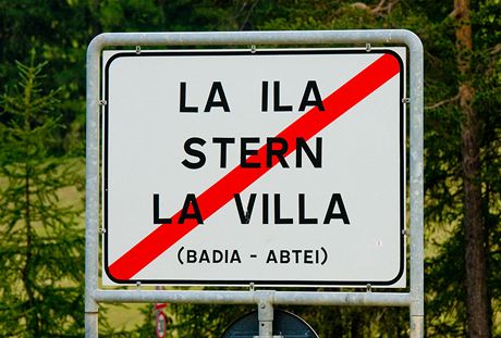 La ila, Stern, La villa  jedna z mnoha trojjazynch cedul, kter jsou bn v italsk oblasti Alta-Badia. Poad jazyk bv obvykle: italtina, nmina, ladintina