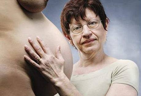 Ivana Königsmarková už mnoho let doprovází ženy u porodu doma. Nyní vyšla její kniha Hovory s porodní bábou.
