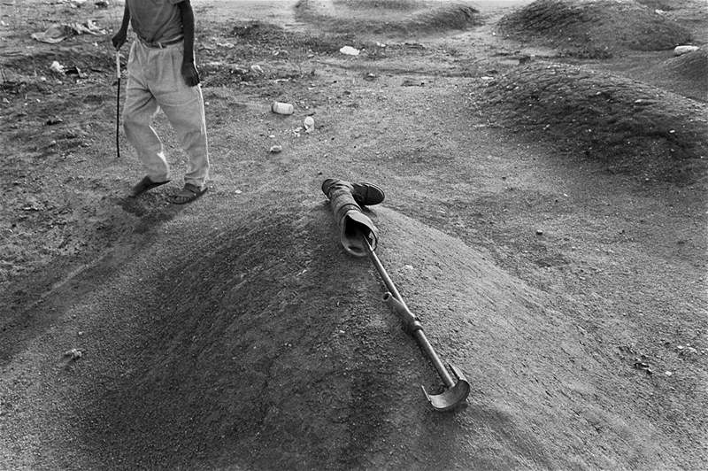 Hbitov v Dub. Po poslední válce v roce 2002 zstala v okolí msta spousta nevybuchlých nálapných min. (únor 2004)
