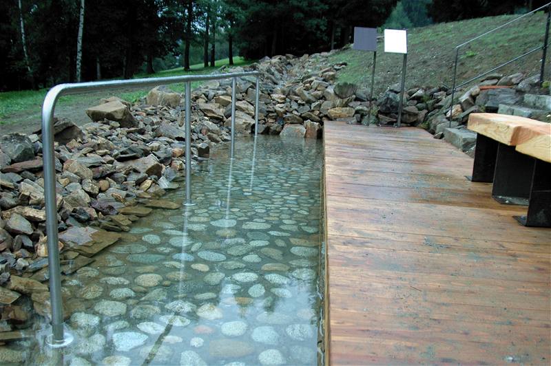 Priessnitzovy lázně Jeseník, balneopark. Kameny ve vodě blahodárně působí na prokrvení nožní klenby
