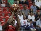Basketbalista Angoly Joaquim Gomez stílí na ko v zápase mistrovství svta proti Jordánsku.