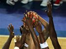 JEDEN NA VECHNY, VICHNI NA JEDNOHO. Momentka ze zápasu mistrovství svta basketbalist mezi ínou a Pobeím Slonoviny. 