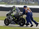 CHLAPI, MَETE M ROZTLAIT? Italský motockylista Valentino Rossi v zahívacím kole závodu MS v americkém Indianapolis spadnul, zpt na tra mu pomohli mechanici.