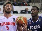 Libanonec Jackson Vroman bere mí francouzskému basketbalistovi Ianu Mahinmimu  v utkání mistrovství svta.