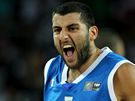 ecký basketbalista Ioannis Bourousis se raduje bhem zápasu s Portorikem na mistrovství svta.
