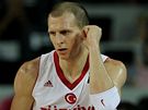 VÍTZNÉ GESTO. Turecký basketbalista Sinan Guler pi zápase domácího mistrovství svta proti Rusku.