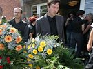 Tom Reichel z asopisu Host  (vpravo) na pohbu Ludvka Kundery v brnnskch Bohunicch. (26. srpen 2010)