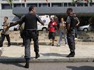 Policisté vyvádjí hosty z hotelu Intercontinental v Rio de Janeiro, který pepadli ozbrojenci (21. srpna 2010)