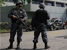 Hosté a zamstnanci odcházejí z hotelu Intercontinental v Riu de Janeiru, který pepadli ozbrojenci a zajali tam rukojmí (21. srpna 2010)