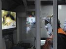 Chilský prezident Sebastian Pinera sleduje na obrazovce zábry na nich jsou uvznní horníci (22. srpna 2010)
