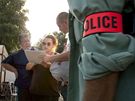 Francouztí policisté kontrolují doklady rumunských rom v táboe u Aix-en-Provence. (19. srpna 2010)