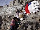 Povzbuzující vzkazy od rodin napsané na skále nad zavaleným dolem v chilském Copiapu. (24. srpna 2010)