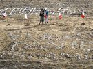 Vzkazy od rodin vyskládané z kamení nad zavaleným dolem v chilském Copiapu. (24. srpna 2010)