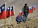 Píbuzní zavalených horník zanechávají nad dolem vzkazy a chilské vlajky. (24. srpna 2010)