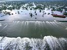 Voda z protrenho jezera Ponchartrain se val na New Orleans. (30. srpna 2005)